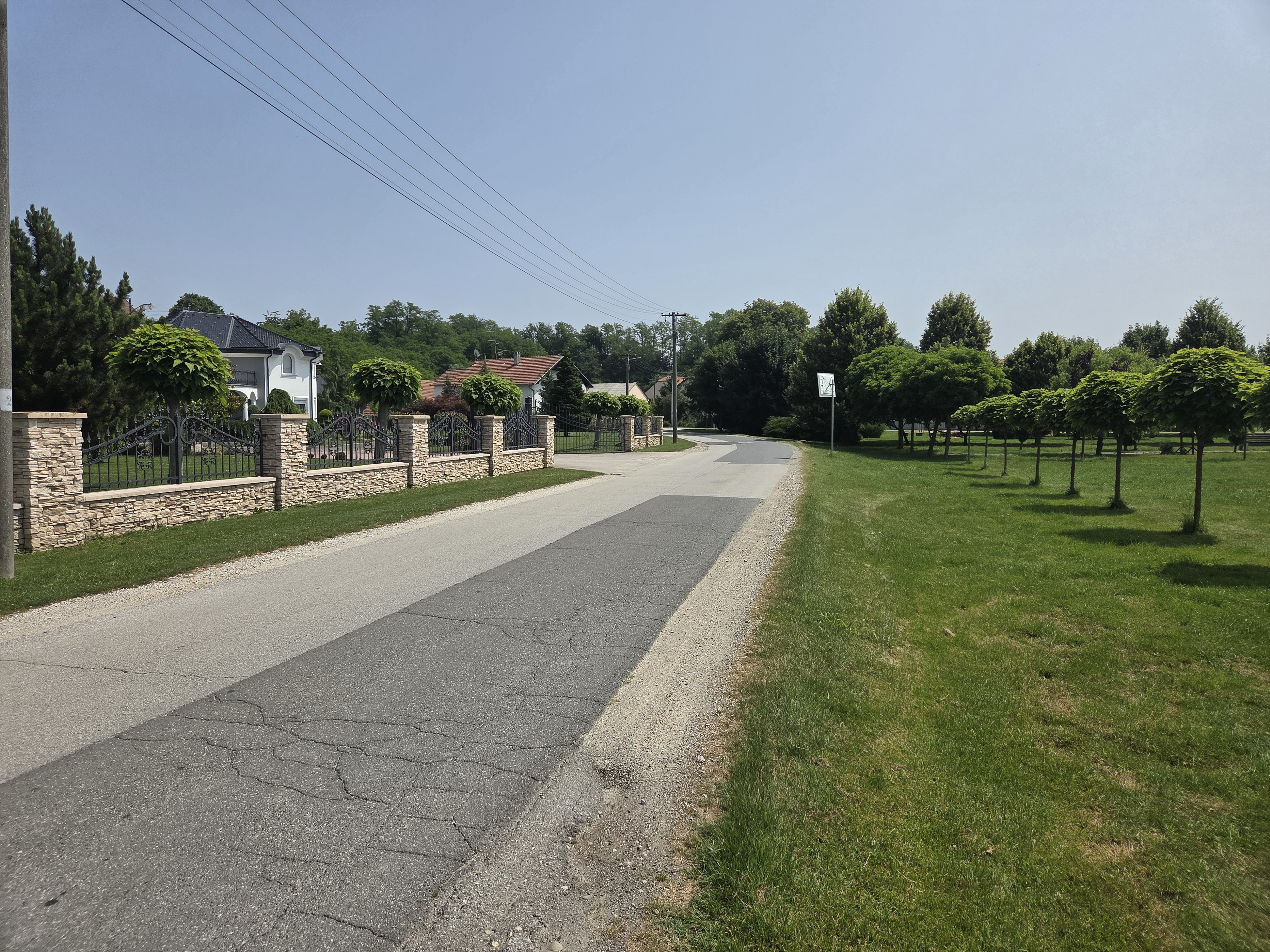 Rekonstrukcija ceste i izgradnja pješačko-biciklističke staze uz LC 20014 Macinec
